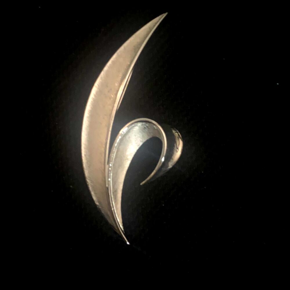 Vintage Crown Trifari Silver Tone Polish Textured Leaf Design Brooch Pin Signed